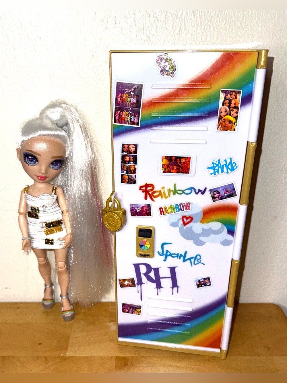 Rainbow High Fantastic Fashion Amaya Raine Doll with Locker Playset